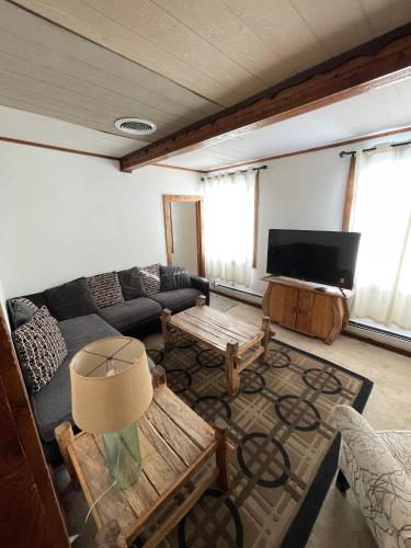 TV a/nebo společenská místnost v ubytování Adventures Vacation Rentals