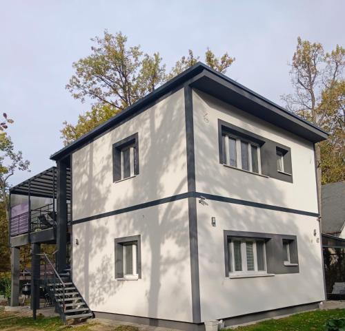 Šaštín的住宿－Apartmán Kocka，黑色屋顶的房子