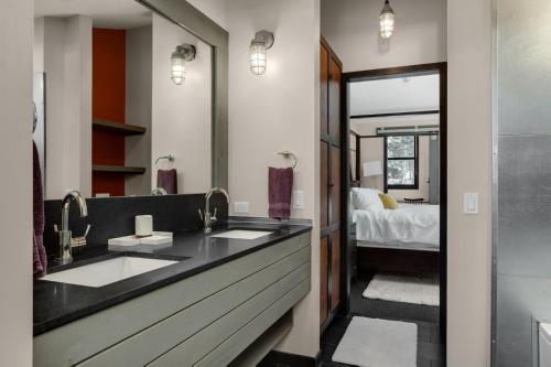 ein Bad mit 2 Waschbecken und ein Schlafzimmer in der Unterkunft Bavarian Chalet 2 in Taos Ski Valley