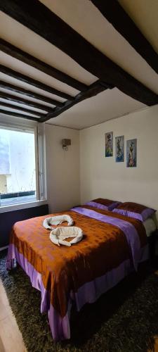 une chambre avec deux lits et une grande fenêtre dans l'établissement Cozy apt Heart of Paris, 3 mins Louvre, à Paris