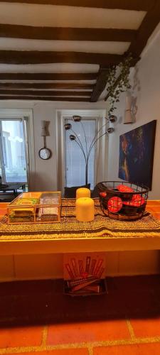 une table avec des bols et des assiettes en dessus dans l'établissement Cozy apt Heart of Paris, 3 mins Louvre, à Paris