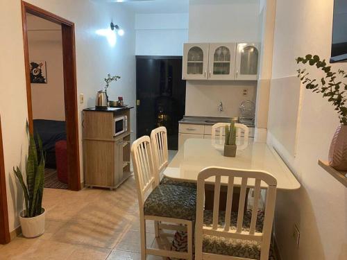 cocina con mesa y sillas en una habitación en Hermoso Departamento con Balcón y Dos Habitaciones, en Asunción