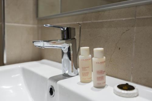 Un baño de Karam City Hotel