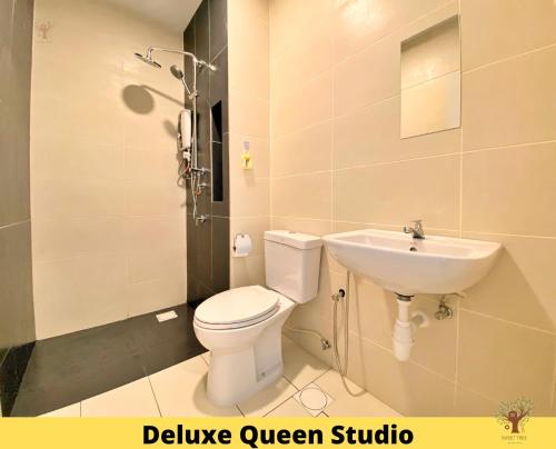 八打靈再也的住宿－Sweet Tree Homestay Petaling Jaya，一间带卫生间和水槽的浴室