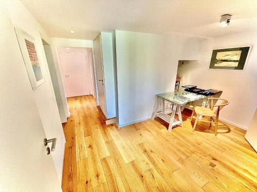 a room with a desk and a table in a room at 100m2 Fewo im Haus am See mit Garten bei Potsdam in Schwielowsee
