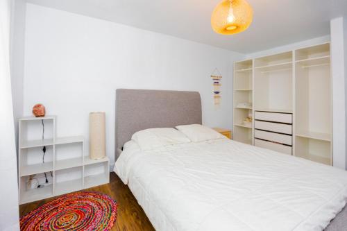- une chambre blanche avec un grand lit et des étagères blanches dans l'établissement Cosy 3-Bedroom Home in Quiet Cul-de-Sac., à Pickering