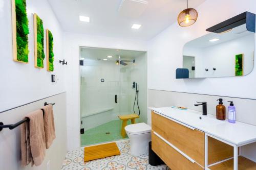 La salle de bains est pourvue d'un lavabo et d'une douche. dans l'établissement Cosy 3-Bedroom Home in Quiet Cul-de-Sac., à Pickering
