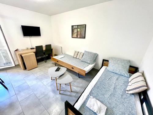 1 dormitorio con cama, mesa y escritorio en Studio équipé - Canal du Midi à Toulouse, en Toulouse