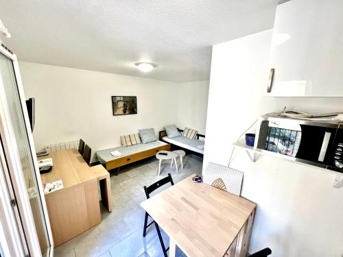 トゥールーズにあるStudio équipé - Canal du Midi à Toulouseのキッチン、リビングルームが備わる小さなアパートメントです。