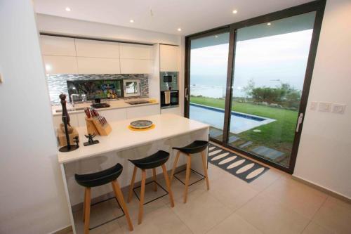 Výhled na bazén z ubytování Beautiful 3 bed-roms Sea View Villa at INDIGO BAY nebo okolí