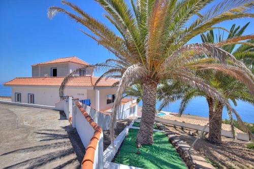 PuntallanaにあるCielo Y Marのヤシの木のある海辺の家
