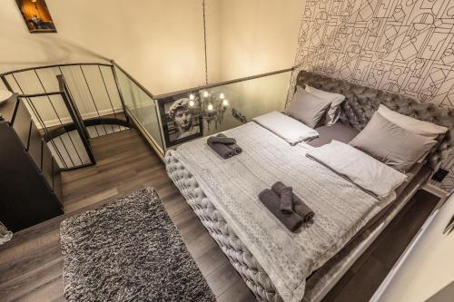 A bed or beds in a room at Bobo's Luxury Apartment