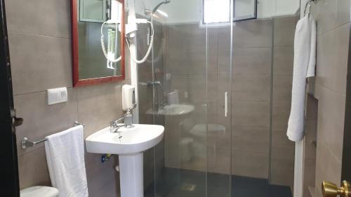 コルテガナにあるCasa Rural Parajes del Chanzaのバスルーム(洗面台、トイレ、シャワー付)
