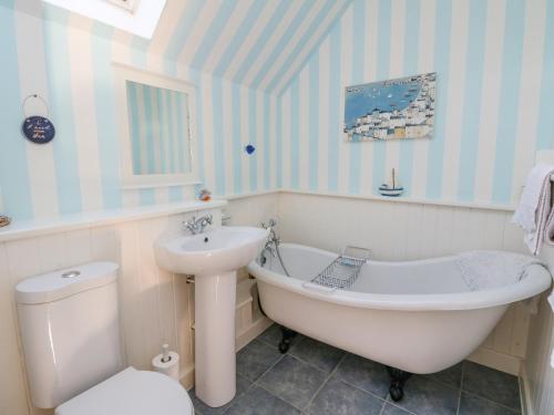 a bathroom with a tub and a sink and a toilet at Bourblach in Mallaig