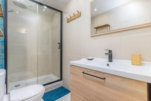 een badkamer met een toilet, een wastafel en een douche bij Duplex 4 pers. centre avec cour privée ensoleillée in Marseille