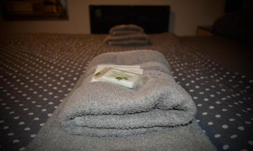un mucchio di asciugamani seduti sopra un letto di Penzión Pri Kaštieli Záturčie a Martin