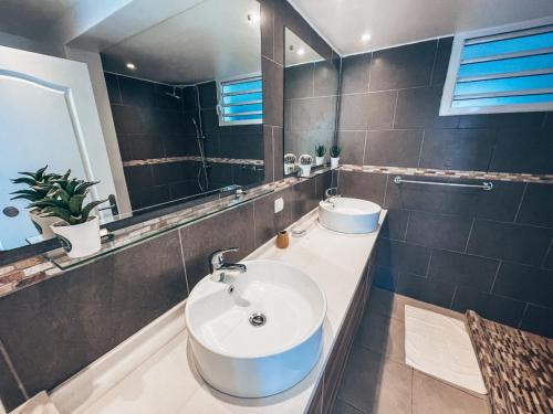 ein Badezimmer mit zwei Waschbecken und einem Spiegel in der Unterkunft GRAND VIEW Luxury water front studio at Grand Case in Grand Case