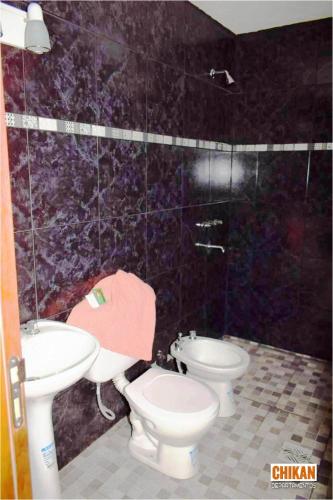 baño con 2 aseos y lavamanos en CHIKAN Departamentos en Belén