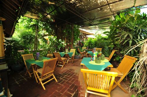 Un restaurante u otro lugar para comer en The Water Garden Hotel