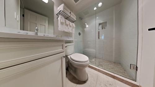スノーマス・ビレッジにあるTimberline Condominiums Two Bedroom Deluxe Unit D1Dの白いバスルーム(トイレ、シャワー付)