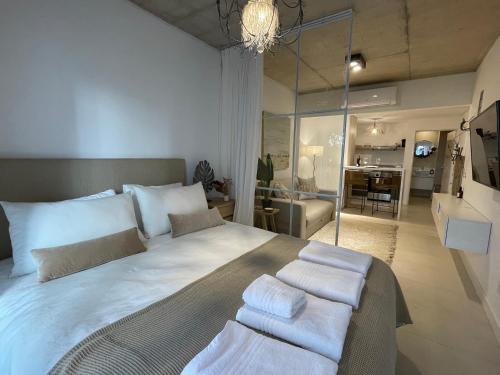 1 dormitorio con 1 cama blanca grande con almohadas blancas en Lovely studio in Alto Palermo area 4 pax en Buenos Aires