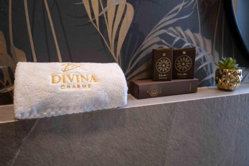a towel and two candles on a shelf at Divina Charme in Mascalucia