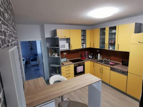 uma cozinha com armários amarelos e uma bancada em Altes Gut Berka em Sondershausen
