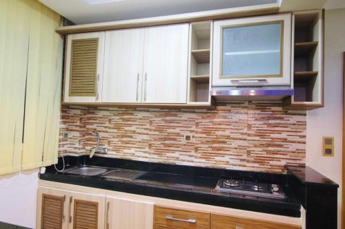 - une cuisine avec un évier et un mur en briques dans l'établissement Dakhla White Hotel, à Dakhla