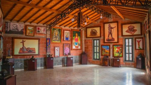Habitación grande con pinturas en las paredes. en Casa de Arte Monte Sinaí en Medellín