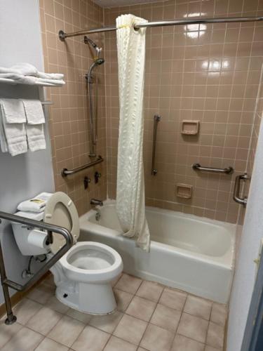 y baño con aseo, ducha y bañera. en Homelodge Newnan, en Newnan