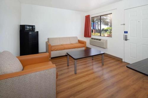 sala de estar con sofá y mesa en Motel 6-Arcadia, CA - Los Angeles - Pasadena Area en Arcadia