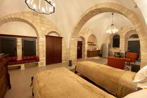 Star Street Studio in Bethlehem في بيت لحم: غرفة نوم بسريرين في غرفة مقوس
