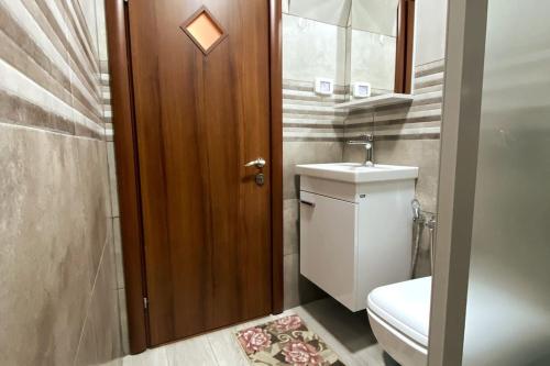 łazienka z toaletą i umywalką w obiekcie Star Street Studio in Bethlehem w mieście Bethlehem