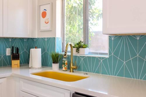 Nhà bếp/bếp nhỏ tại Newly Remodeled Mid Century Saguaro House (36)