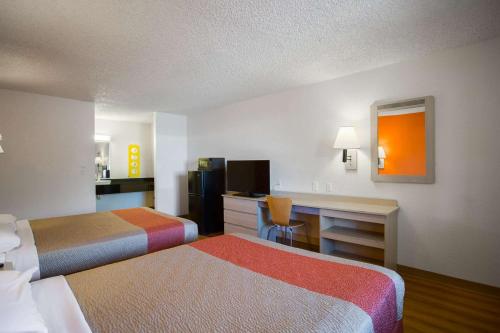 Cette chambre comprend deux lits et un bureau. dans l'établissement Motel 6-Kingman, AZ - Route 66 West, à Kingman