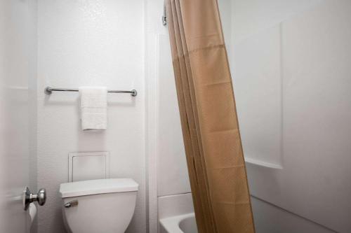a small bathroom with a toilet and a shower at Motel 6-Kingman, AZ - Route 66 West in Kingman