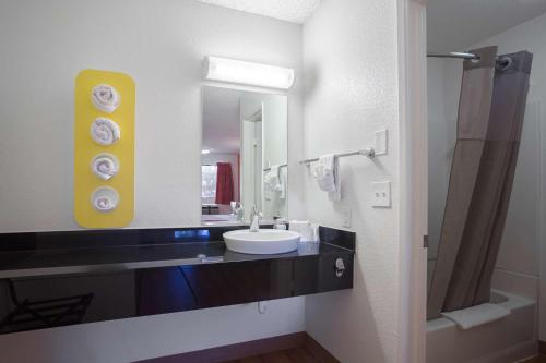 La salle de bains est pourvue d'un lavabo et d'un miroir. dans l'établissement Motel 6-Kingman, AZ - Route 66 West, à Kingman