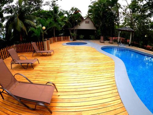 المسبح في El Sueno Tropical Hotel أو بالجوار
