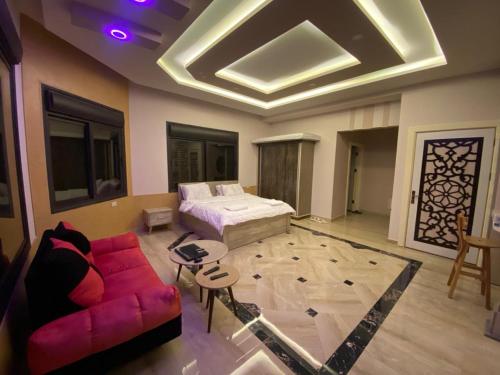 ein Wohnzimmer mit einem Bett und einem Sofa in der Unterkunft Lotus housing for furnished apartments in Gerasa