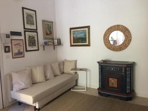 ein Wohnzimmer mit einem Sofa und einem Tisch in der Unterkunft CASA KLARA in Bologna