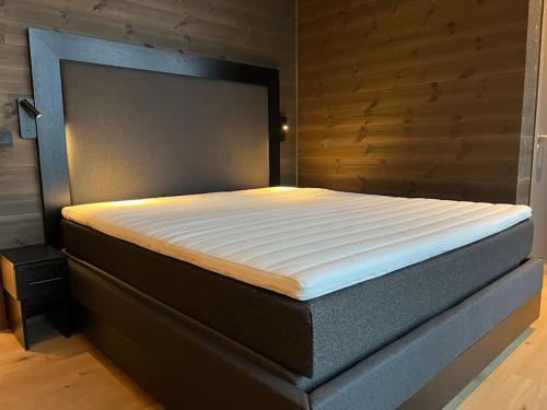 A bed or beds in a room at Eksklusiv, toppetasje leilighet med flott utsikt