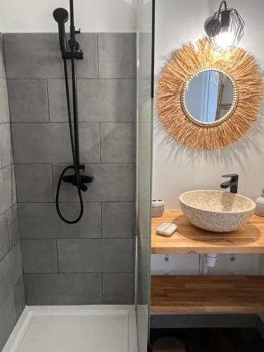 Un baño de Agréable studio aux Trois Ilets proche de la mer