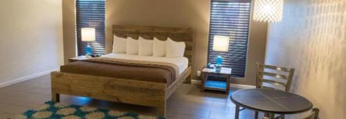a bedroom with a large bed and a table and a table sidx sidx at Bposhtels Las Vegas in Las Vegas
