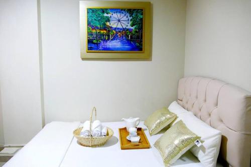 un canapé blanc avec une photo sur le mur dans l'établissement Suite Estudio D1 Alborada Riocentro Norte, à Guayaquil