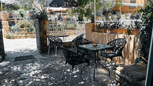 - un ensemble de chaises et de tables sur une terrasse dans l'établissement Titrite Ouzoud, à Ouzoud