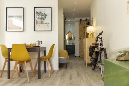 a kitchen and dining room with a table and yellow chairs at Seixal Bay Apartments in Arrentela