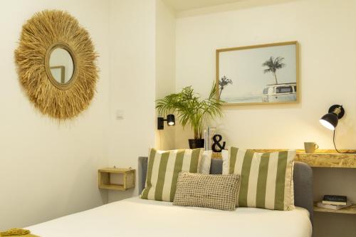 a living room with a couch and a mirror at Seixal Bay Apartments in Arrentela