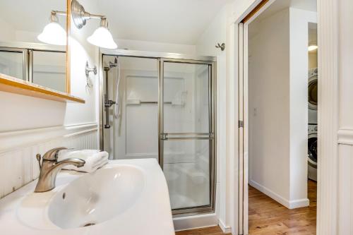 Bilik mandi di Cloverdale Creekside Retreat