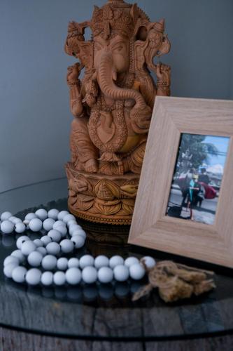 a picture and a picture frame next to a statue at Tamworth Country Escape with a beautiful swimming pool! in Loomberah