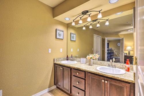 un bagno con due lavandini e un grande specchio di Sunroom and Golf Course View Cozy Branson Condo! a Branson